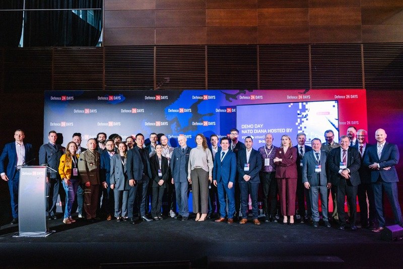 Zespół FORT Kraków z uczestnikami i gośćmi Demo Day NATO DIANA na scenie Defence24 Days